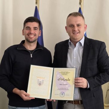 Načelnik Jasmin Musić dodijelio Javno priznanje „Pohvala“ Bekiru Gromiloviću, najboljem studentu Univerziteta u Bihaću