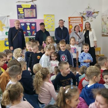 Općinski načelnik i UOC “KOSMOS” obradovali mališane dječijeg vrtića “Ljiljan” novim lazy bagovima